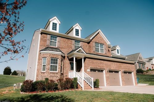 7606 Stoneykirk Dr, Greensboro, NC 27409-9558