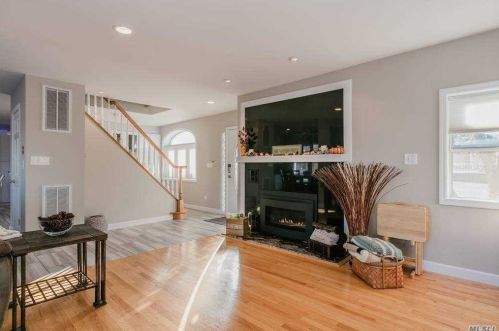 105 Inlet Dr, North Lindenhurst NY  11757-6809 exterior