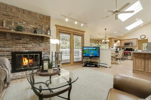 11 Remsen Ct, Mount Sinai NY  11766-1603 exterior