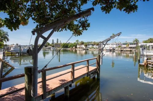 12050 4 St, Saint Petersburg FL  33706-4426 exterior