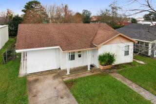 1100 Isbell St, Gretna, LA 70053-2240