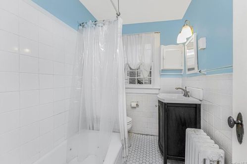 4 Wallace Pl, White Plains NY  10606-3211 exterior