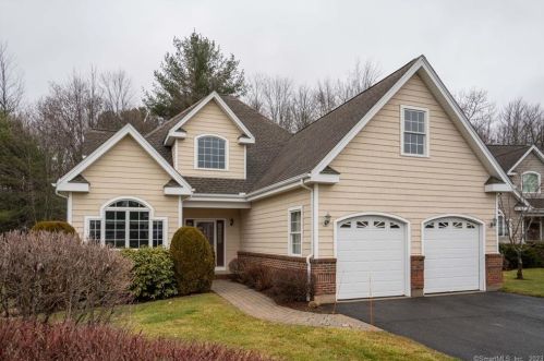 1 Curran Cir, Bloomfield, CT 06002-4329