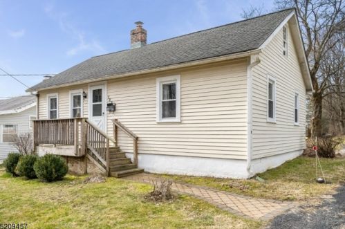102 Vail St, Hackettstown, NJ 07840-1220