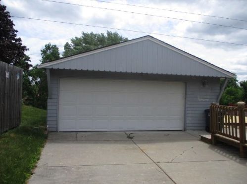 1637 Birch Dr, Waukesha, WI 53188-2253