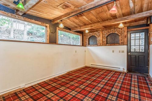 215 Locust Rd, Pleasantville NY  10570-3723 exterior
