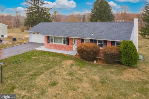 1558 Franklin Dr, Pottstown PA  19465-8569 exterior