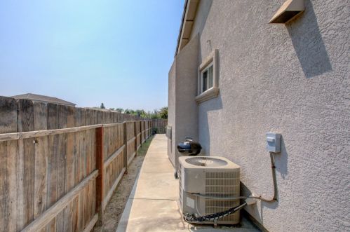 1429 Emerald Dr, Livingston CA  95334-9490 exterior