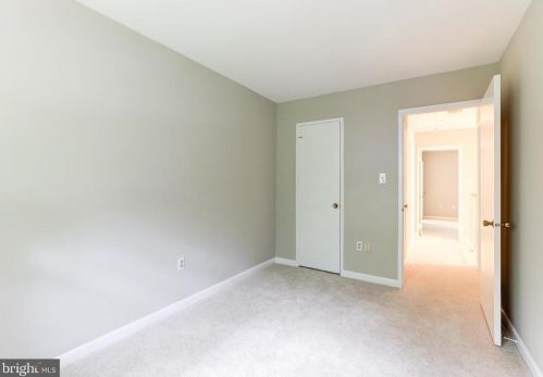 2053 Headlands Cir, Herndon VA  20191-3642 exterior