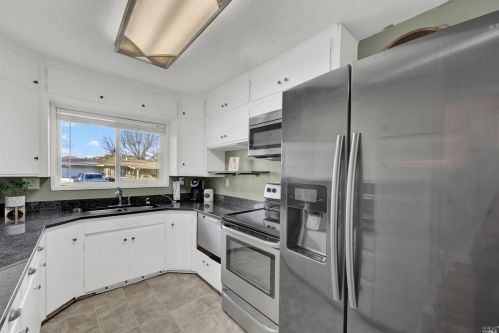 205 Kendal St, Vacaville CA 95688-3827 exterior