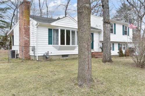 78 Oak Tree Dr, North Kingstown, RI 02852-2035