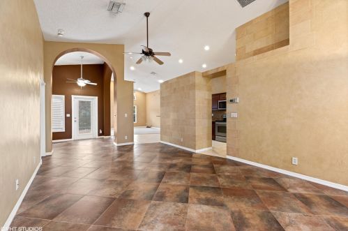5 Lawrence Lake Dr, Boynton Beach, FL 33436-2021