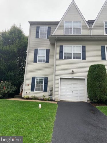 261 Jefferson Ave, Downingtown PA  19335-3080 exterior