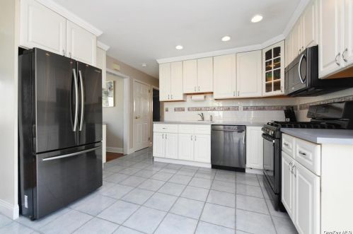 612 3rd Ave, Elwood NY  11731-3435 exterior