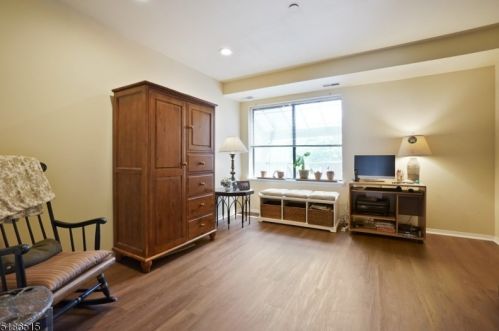 4 Millay Ct, Teaneck NJ  07666-6465 exterior