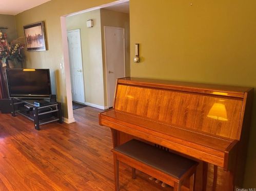 3871 Amundson Ave, Bronx NY  10466-5920 exterior