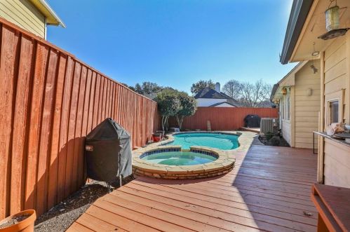 302 Pecos Trl, Irving TX 75063-4543 exterior