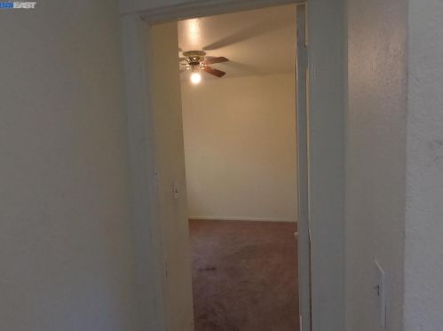 10907 Foothill Blvd, Oakland CA  94605-5203 exterior