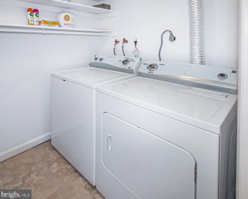 1564 Goldenrain Ct, Herndon VA  20190-4036 exterior