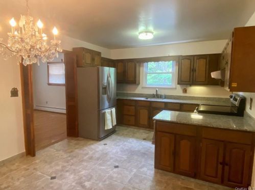 5 Court Ln, Fishkill NY  12524-2432 exterior