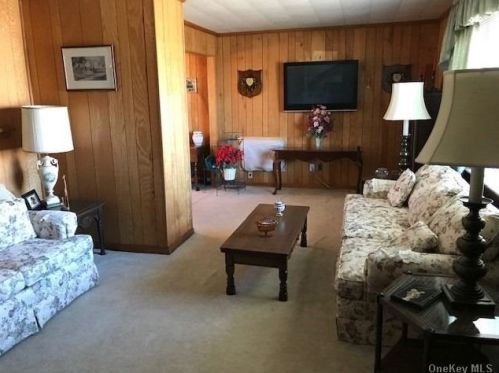 229 Broome Ave, North Lindenhurst, NY 11757-3832