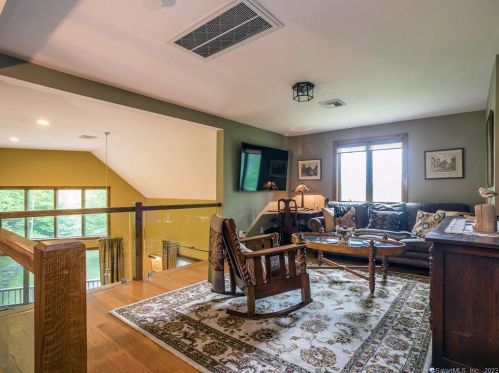 28 Garnet Rd, Roxbury CT  06783-2033 exterior