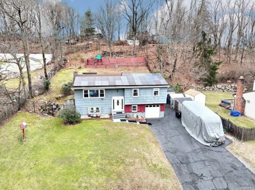 16 Valley Dr, Thiells, NY 10984-1416