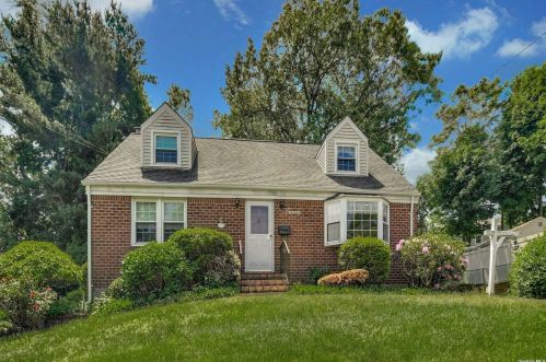 20 Clare Dr, Elwood, NY 11731-1324