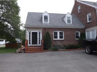 17 Grape St, Newmarket, NH 03857-1108