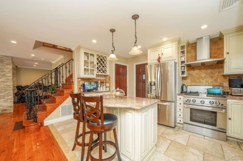 250 Bixley Heath, Lynbrook NY  11563-3138 exterior