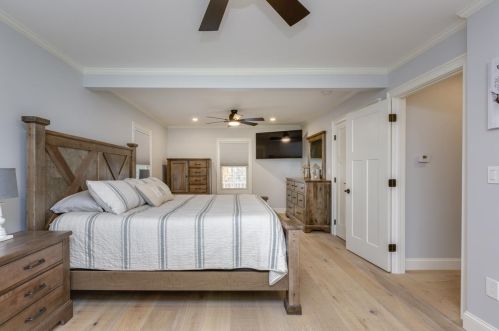 8 Walnut Hill Rd, Sandown NH  03873-2305 exterior