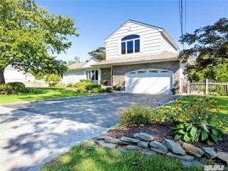57 Harriet Rd, Bay Port, NY 11705-2104