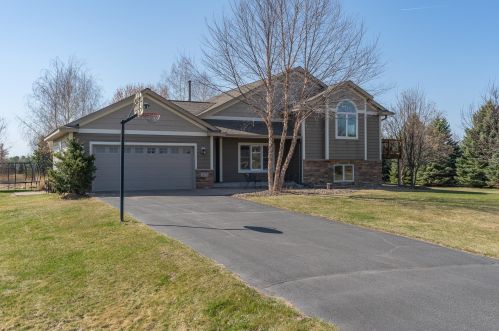 571 Stagecoach Trl, Hudson, WI 54016-7024