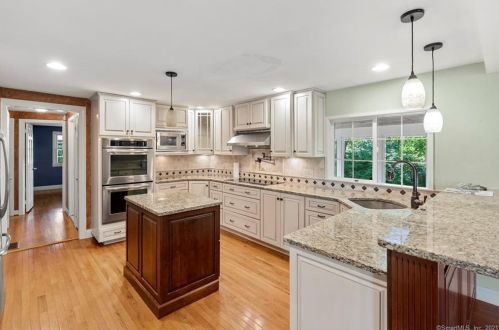 1 Barn Hill Rd, Bloomfield CT  06002-1218 exterior