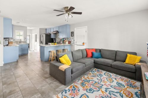 25041 De Wolfe Rd, Santa Clarita, CA 91321-3403