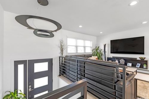 821 Stanley St, West Islip, NY 11795-2519