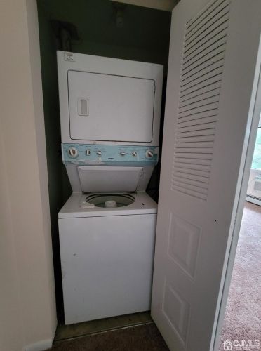 1026 Cricket Ln, Woodbridge NJ  07095-1542 exterior