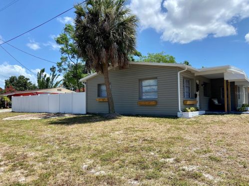 9681 Park Lake Dr, Pinellas Park FL  33782-3561 exterior