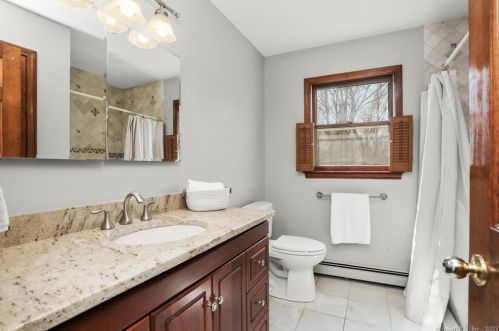 12 Cold Spg Dr, Bridgeport CT 06611-1106 exterior