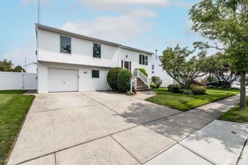 3889 Nancy Ln, Seaford, NY 11783-3614