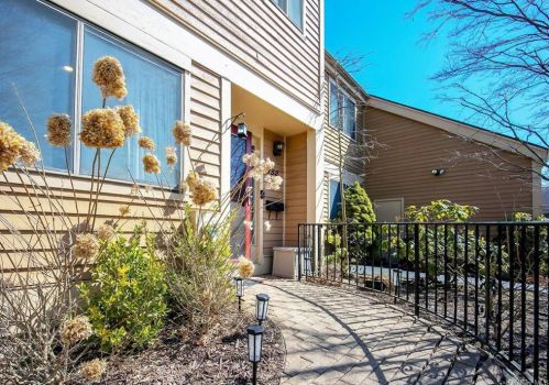 152 Brush Hollow Cres, Rye Brook NY  10573-1624 exterior