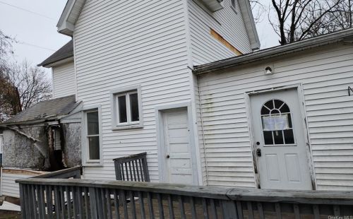 38 Crescent Pl, Middletown NY  10940-5627 exterior