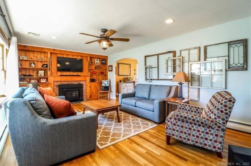 6 Fleetwood Dr, Sandy Hook, CT 06482-1114