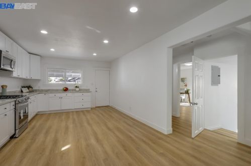 1802 88th Ave, Oakland CA  94621-1008 exterior