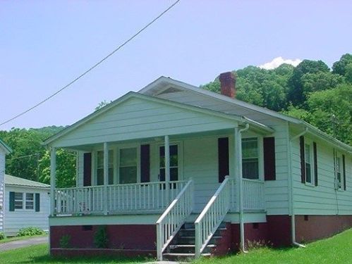 906 Main St, Saltville, VA 24370-3205