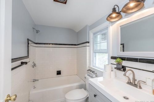 55 Forest St, Hartford CT  06118-2311 exterior