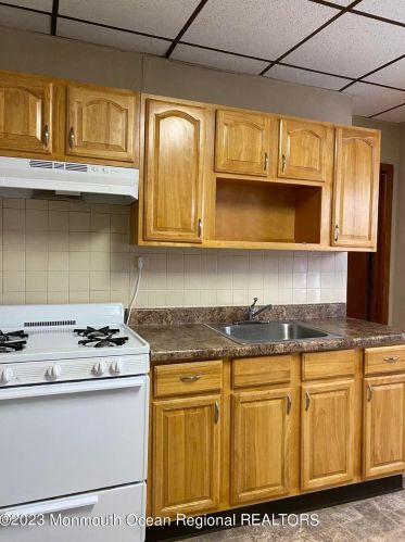 69 18th St, Bayonne, NJ 07002-4437