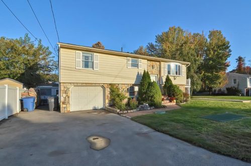 49 Breezy Lake Dr, Coventry, RI 02816-8019
