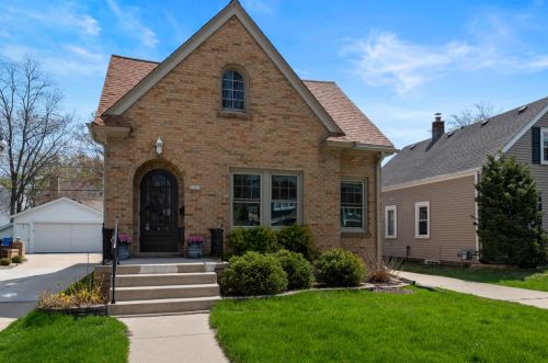 5060 Berkeley Blvd, Milwaukee, WI 53217-5501