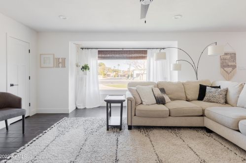 5744 12 St, Phoenix AZ 85086-7351 exterior